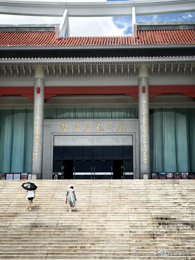 我看到以国家的名义纪念一个人！在一个从小学中学上到大学的村子