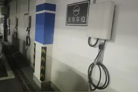 “太难了！太贵了！”沪上小区150个充电车位，能停不能充！业主被逼“打游击”图片