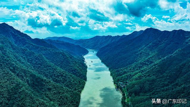 这里，是苏轼笔下的“天开清远峡，地转凝碧湾”