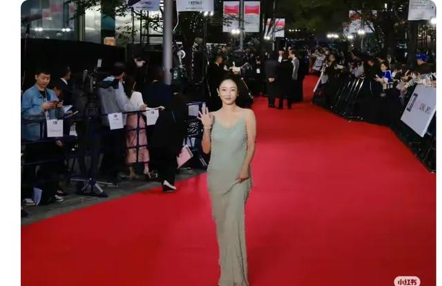 41岁白百何现身东京,她的下跨变得好大啊,脸也胖了,变化真大