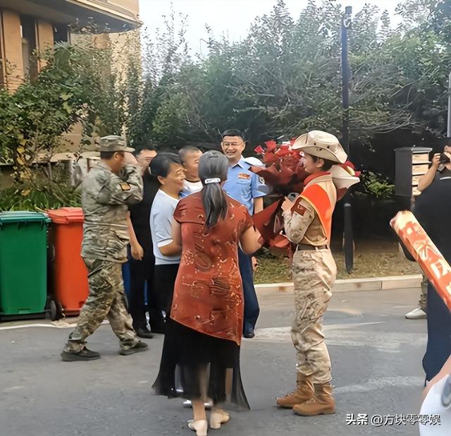 93受阅女兵参加婚礼被骂惨！网友：穿这套衣服去是几个意思？