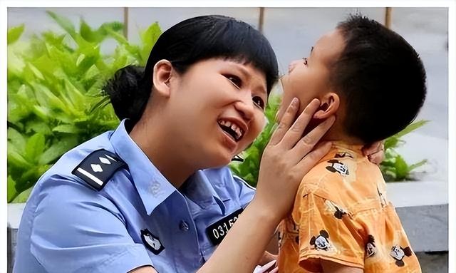 16年前，汶川女警揭衣露乳哺育9婴，归来连升四级，最后结局泪目