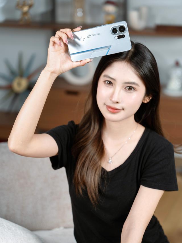 OPPO K13 Turbo Pro「骑士银」图赏来啦！