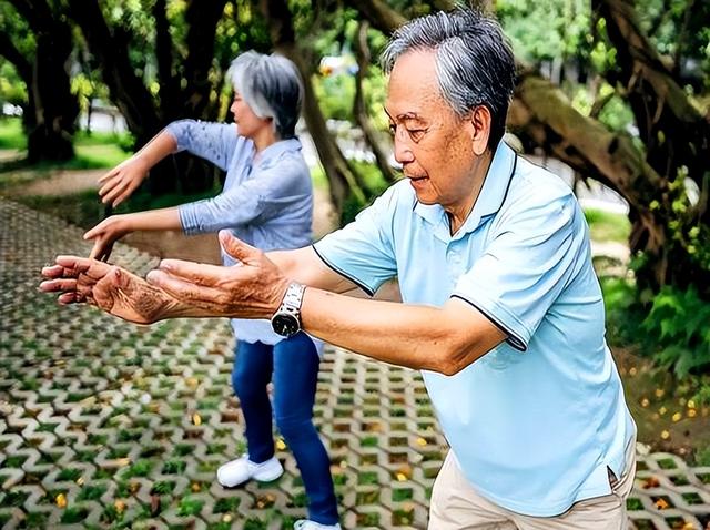 早上坚持锻炼，能长寿？医生：3个“害人”的运动，很多人还在做