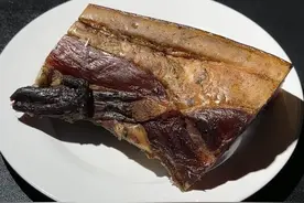 腊肉直接用清水洗是大错，难怪又咸又硬，教你一招，洗得干干净净图片