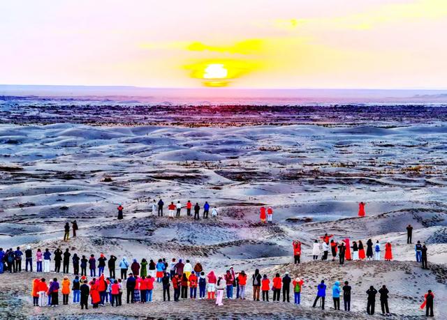 内蒙:雄伟壮观的额济纳沙漠!
