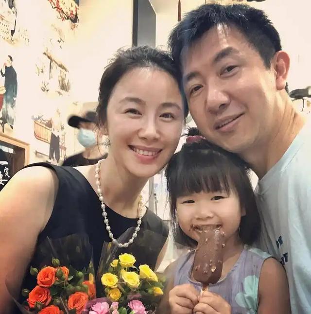 吃梅婷6年软饭，“出轨”李小冉惨遭断手断脚，今与梅婷天差地别