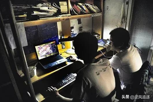 别觉得孩子上大学就可以撒手了，这阶段不管，更容易出问题