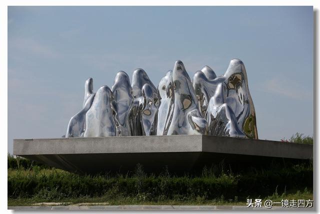 在大连陵水湾打造出的“海纳百川”国际雕塑景观带