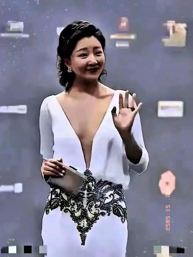 天呐 殷桃太敢穿了 真空穿连体衣引热议 身材和胸围比超绝 性感又迷人