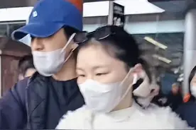 32岁金靖走机场被偶遇，老公舒奕橙又高又帅，全程护金靖生怕被挤图片