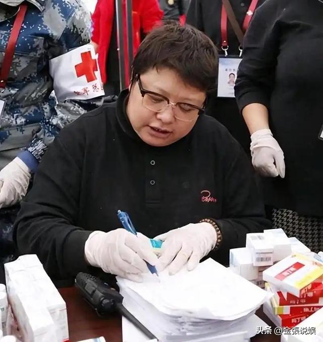 贪污上亿、假慈善？被实名举报的韩红，如今连坐椅子都成了"错"