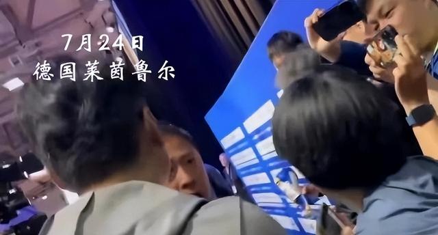 太嚣张！两岸代表团爆发冲突，大陆人员被划伤，官方出手太解气