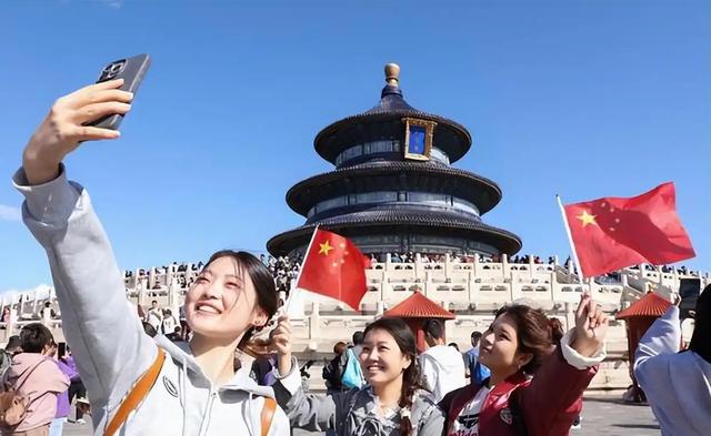 5年倒闭10家景区，年轻人穷游住帐篷，天价酒店景区为啥割不动了