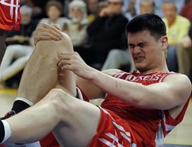 毁了王治郅，逼姚明退役，他凭一己之力让中国篮球倒退了二十年