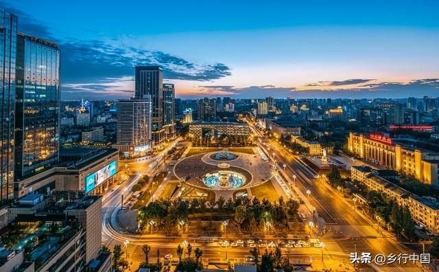天府广场：从国旗之下到千年深处，一条大道串起的城市史诗
