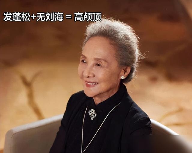 等我老了也要像傅莹这样打扮：白发不染、首饰不戴金，到老都优雅