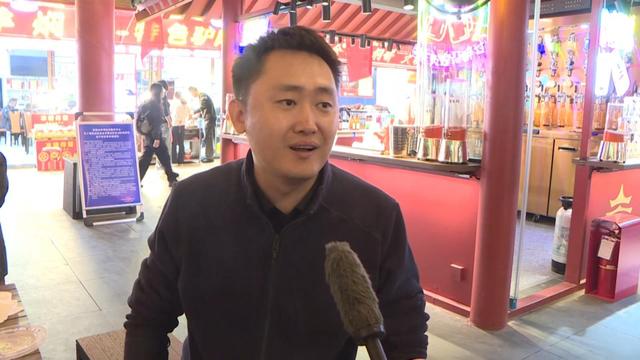 国庆假期：敦煌夜市游人如织 烟火气中尽显丝路风情