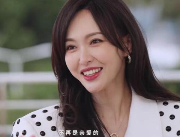 婚变传闻后，罗晋携任素汐与母亲去祈福，撕下了唐嫣仅存的体面