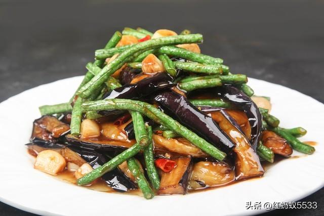 豆角焖茄子，一道充满家常风味的美食。