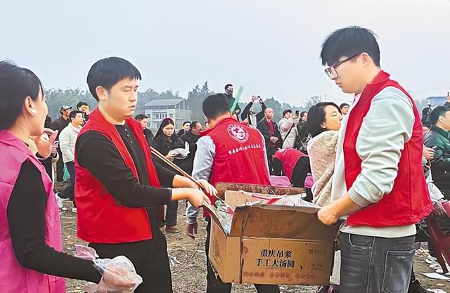 千人杀年猪爆火才几天，令人恶心的一幕就发生了，网友：吃相难看