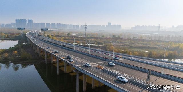 晨光轻抚江面，武汉苏醒时，我被这暖冬诗意震撼了