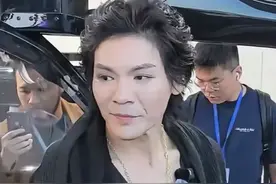 向佐大浓妆现身发布会，脸已馒化变形，不穿女装也辣眼睛图片