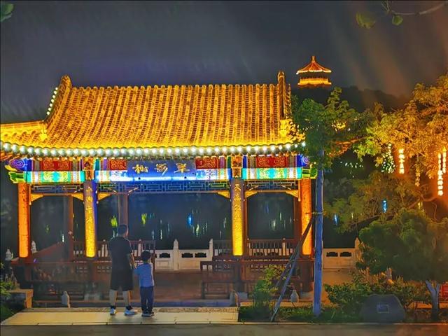 虎山公园夜游渐火 光影交织引客来