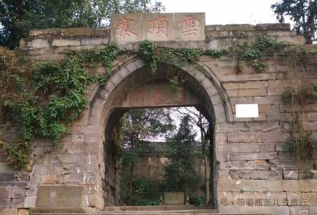 四川南部小城，与网红荣昌一字之差，为何游客都往隔壁邻居家跑？