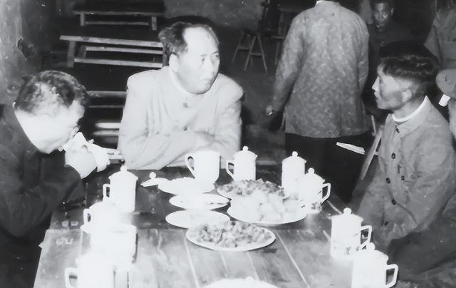 56年毛主席在北京吃羊肉泡馍，环顾四周后突然问高智：你工资多少
