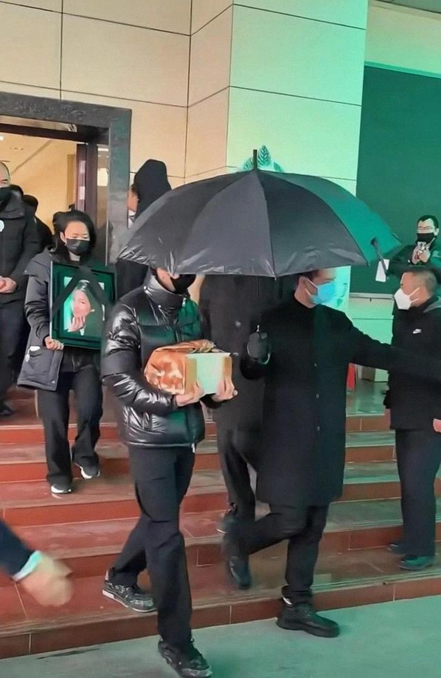 实锤了！许亚军没去何晴葬礼	，当时他在美国洛杉矶陪小儿子用餐