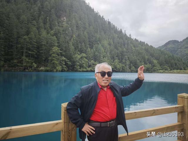 丁怀华：《神奇九寨沟 人在画中游》