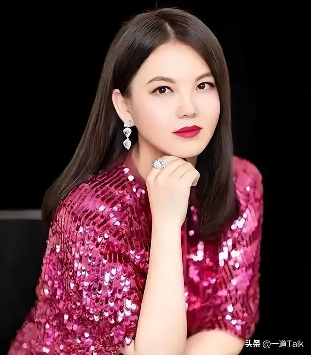 李湘风波再发酵！家境被扒底朝天，父母身份曝光，原来何炅没说错