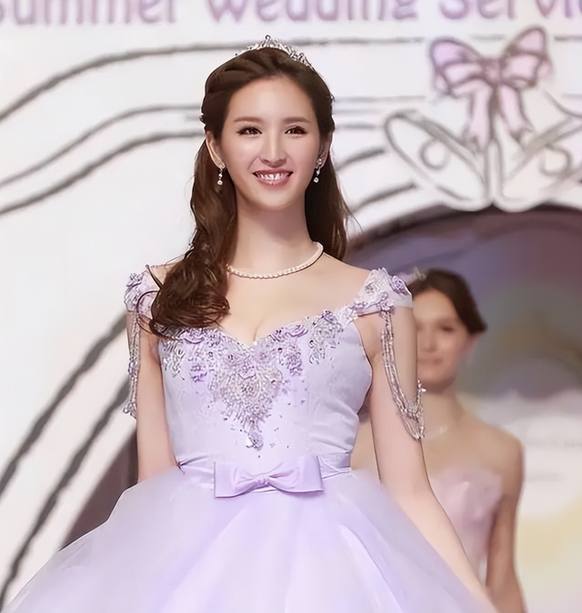 她曾是体操女神，退役后与大51岁的干爹谈恋爱，如今收获新的人生