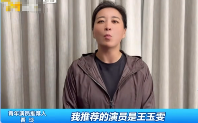 瘦到脱相？43岁的贾玲罕见露面，脸跨不平、又瘦又"颓"，令人唏嘘