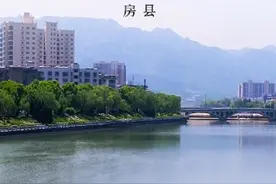 在房县，拍到了“课本封面”图片