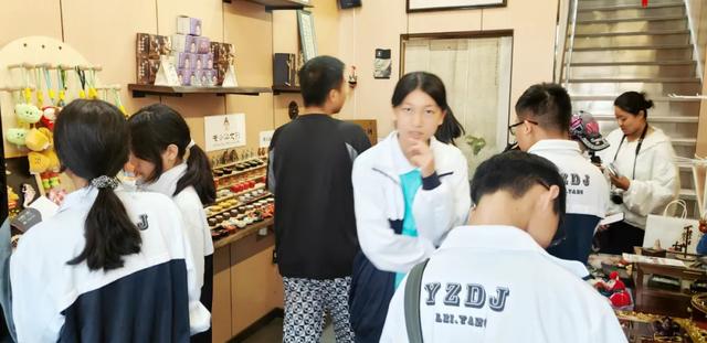 天水街头：天小仙文创店与美食摊位人气爆棚，城市文化魅力尽显