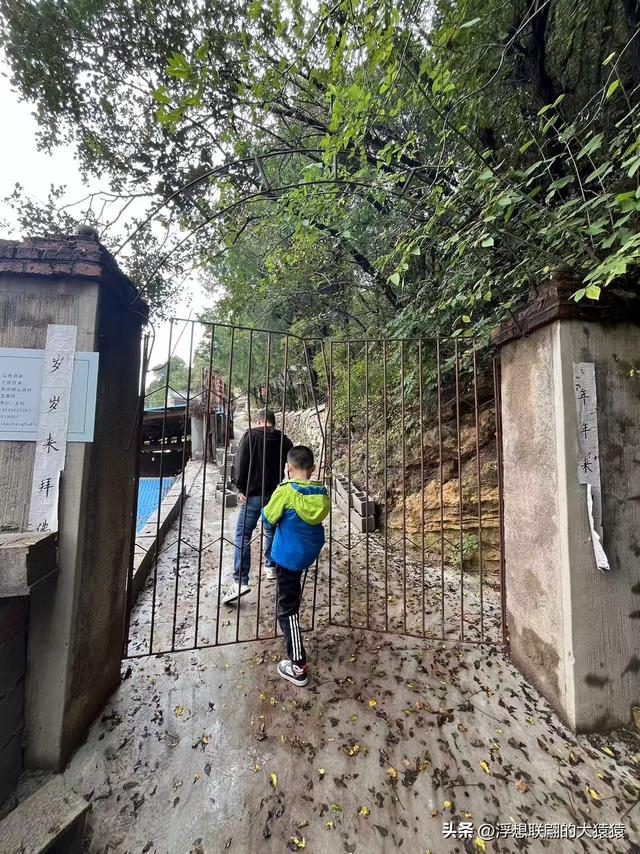 淄川有座小山西边的“山西村”，村里有座借助洞窟修建的“洞庙”