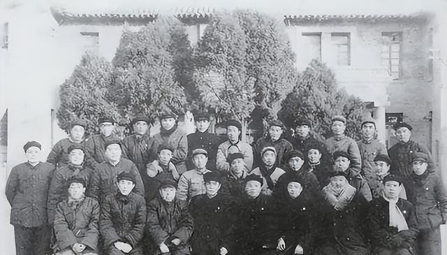 他是河南第一任省委书记，47岁因病去世	，其秘书后成为国务院总理