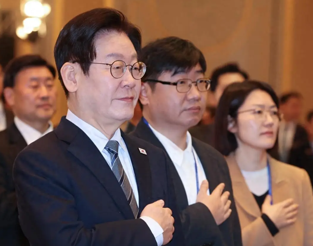 韩国突然补刀！访华回去的李在明	，跟随中国铁拳，或重启去日本化