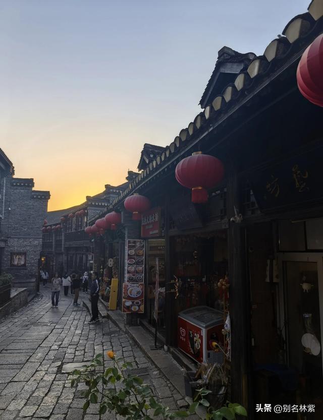 离开扬州在东站发生一件有惊无险的事，到镇江住青旅，游览西津渡