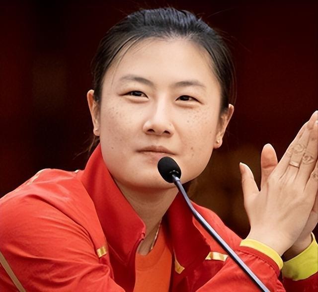 原来他是乒乓球奥运冠军丁宁的父亲，难怪退役后她能在北京当校长
