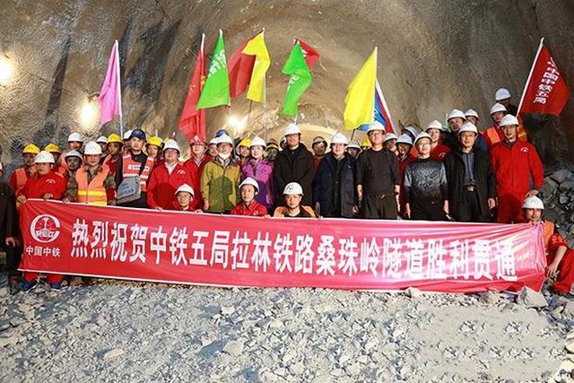 专家高呼“养不起”，中国为何坚持砸3000亿修第二条进藏铁路？