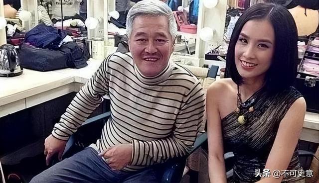 赵本山巅峰时期有多牛？怀抱美人都不算，还有女星当众下跪拜师