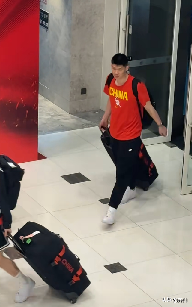 中国男篮抵达杭州，CCTV5明晚直播比赛！郭士强带队，赵睿是队长