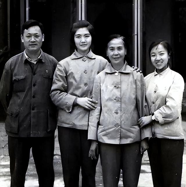 建国后听闻贺子珍无业，毛主席瞬间面露不悦：按她的资历不该这样