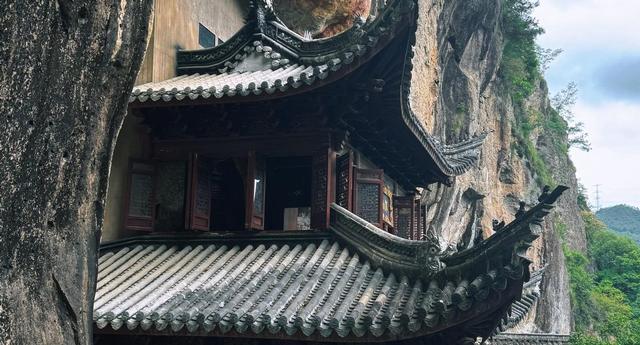 这座浙江千年古刹太震撼了，门票5元，藏在悬崖峭壁，一眼就爱上