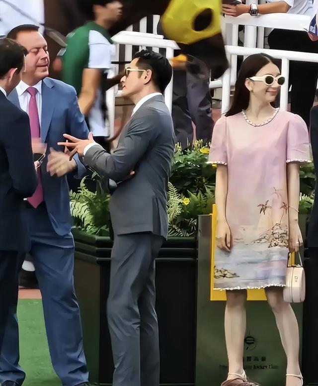“天王嫂	”方媛与闺蜜逛街	，路人镜头暴露真实长相，没网上好看