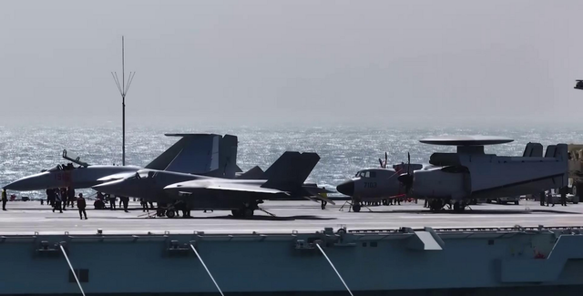福建舰甲板亮出6款舰载机，硬刚美军核航母，解放军的底气十足
