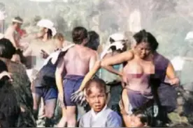 在朝鲜半岛的济州岛上，一群赤裸着上身，下身仅穿一条短裤的女性图片